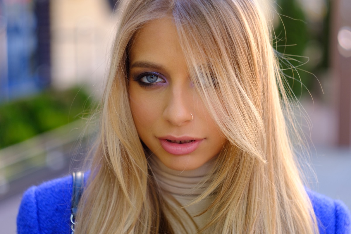 Jakie kolory szminek dla blondynek o niebieskich oczach wybrać?