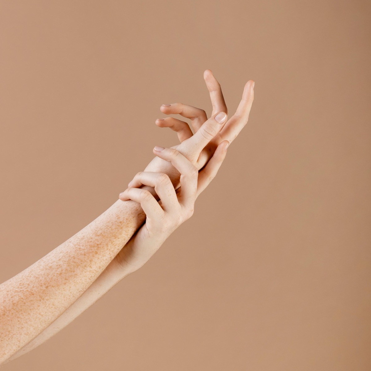 Uczucie ciepła w jednym palcu – co może oznaczać?