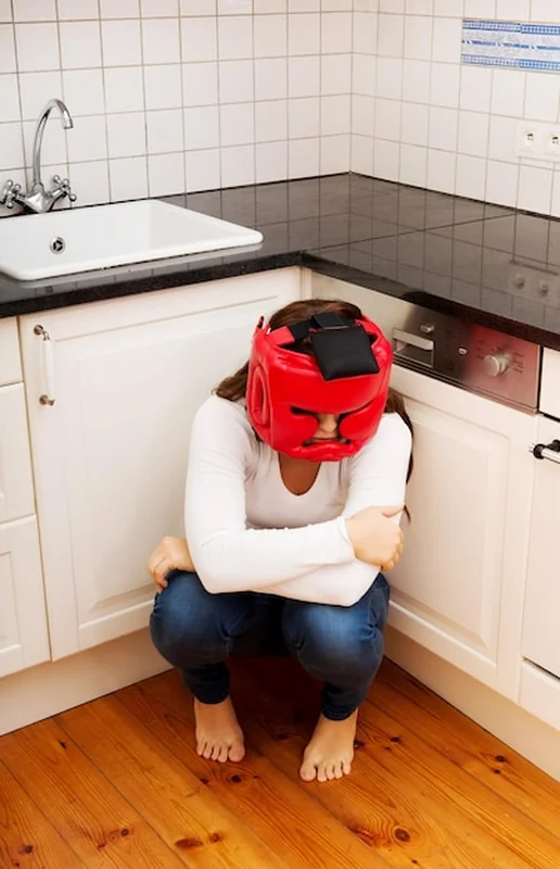 Zaniepokojona kobieta w masce w kuchni domowej