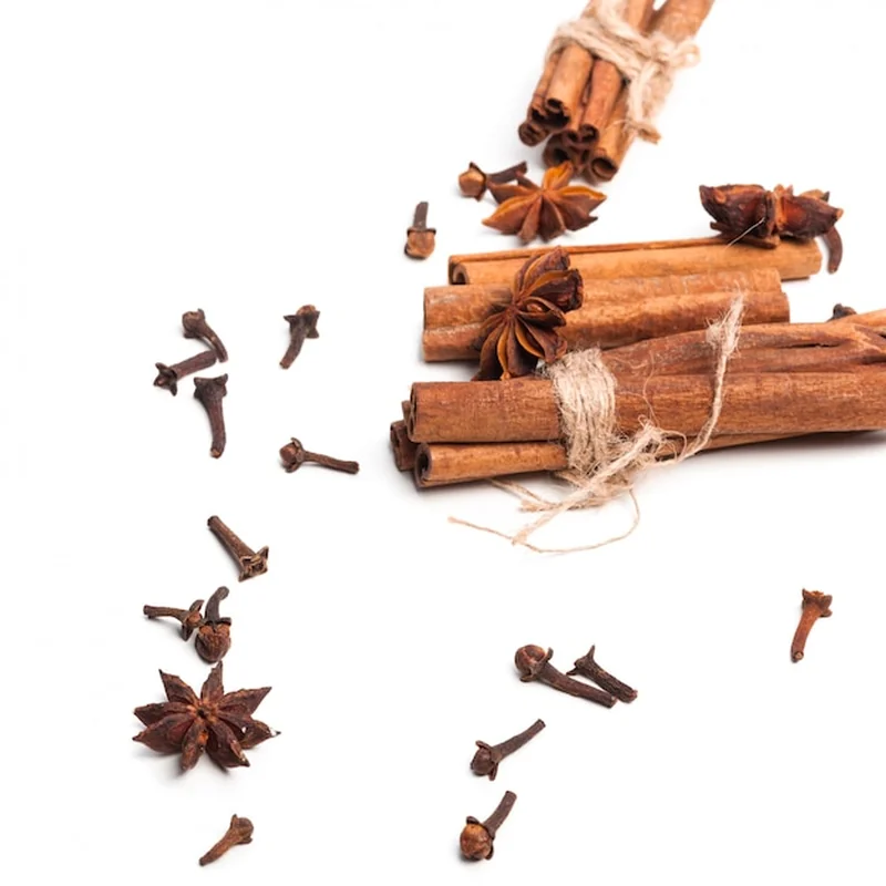 Cynamon przy karmieniu piersią – właściwości i zalety dla mamy