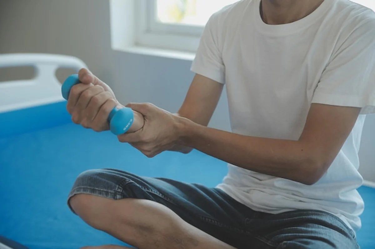 Lekarz lub fizjoterapeuta bada ból pleców i okolice kręgosłupa