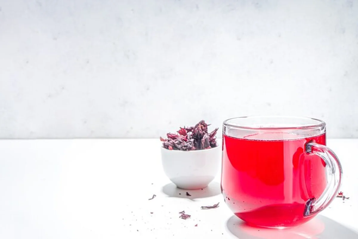 Herbata z czerwonego hibiskusa w szklanym kubku