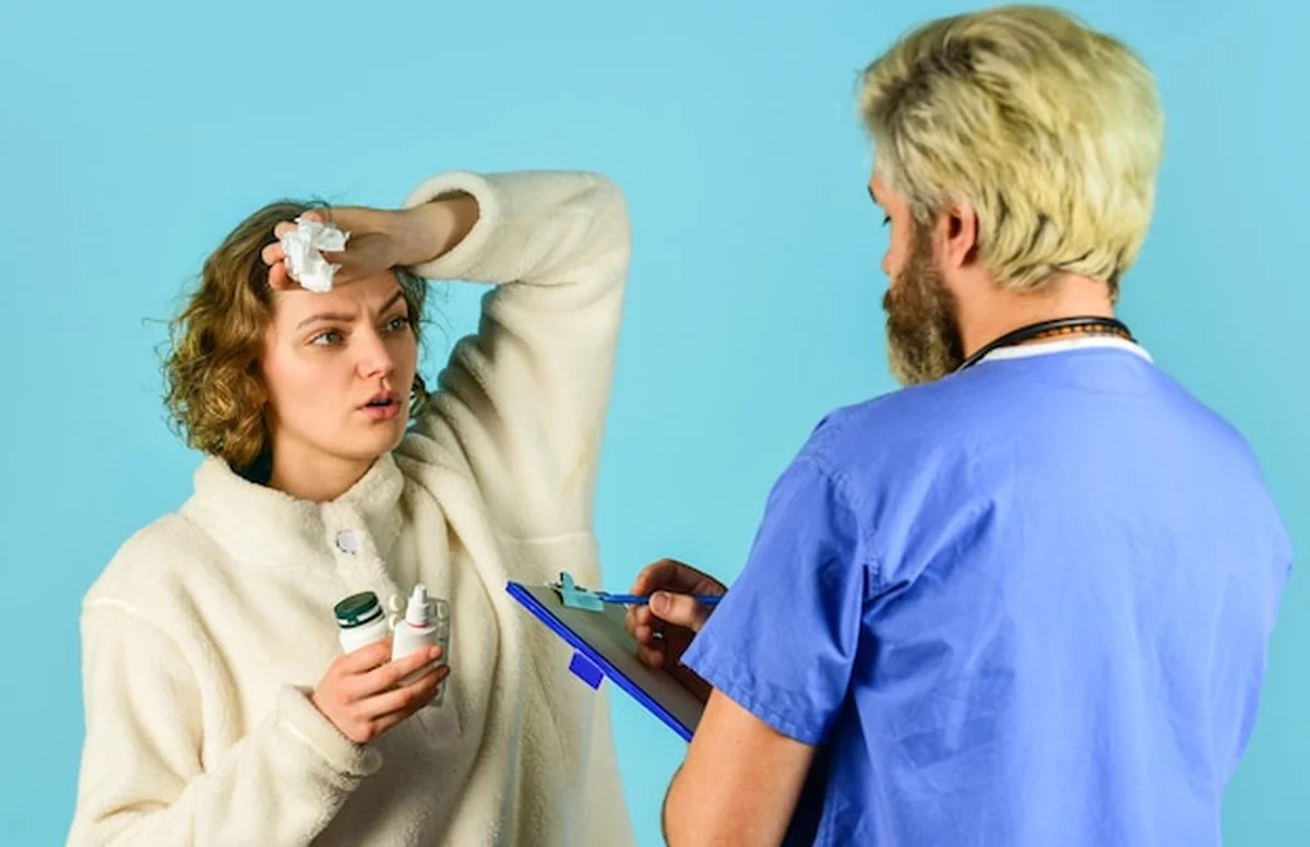 Pacjent i lekarz trzymają pigułki, kobieta z katarem, pielęgniarka, konsultacja, lekarz wypisuje receptę