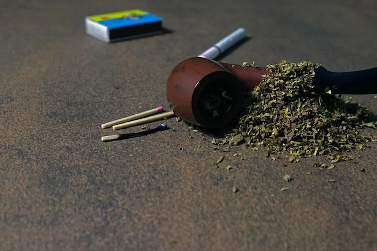 Palenie fajki, tytoń, papierosy i zapałki na tle