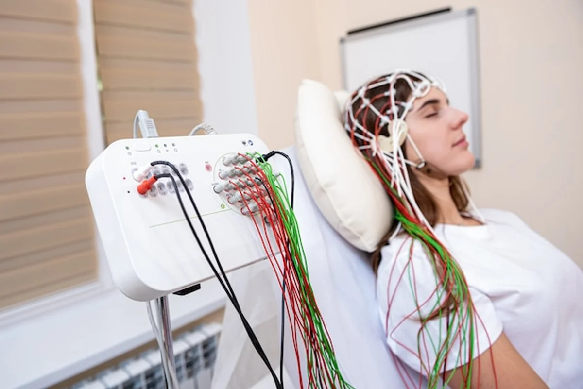 Badanie mózgu pacjenta encefalografią w ośrodku medycznym