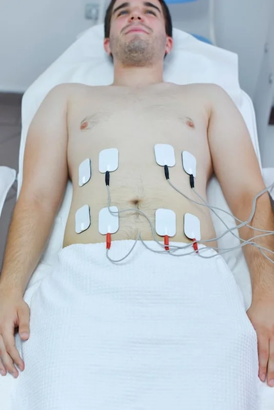 Mężczyzna poddawany leczeniu elektroakupunkturą w szpitalu