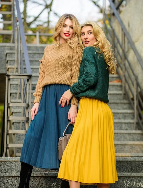 Dziewczyny w karbowanej spódnicy i swetrze na świeżym powietrzu
