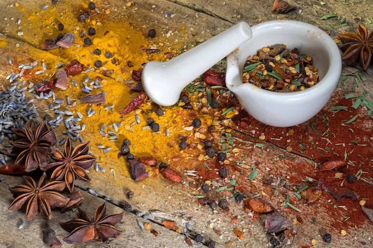 Zioła i przyprawy w moździerzu i tłuczku