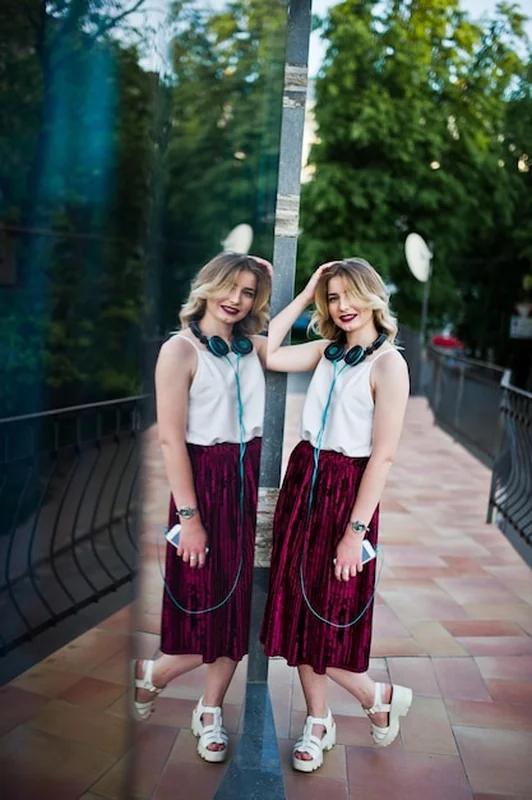 Blondynka w czerwonej spódnicy i białej bluzce z telefonem