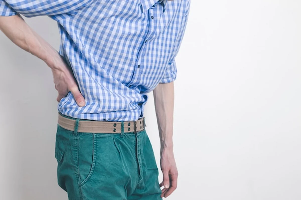 Mężczyzna trzyma się obolałego pleców