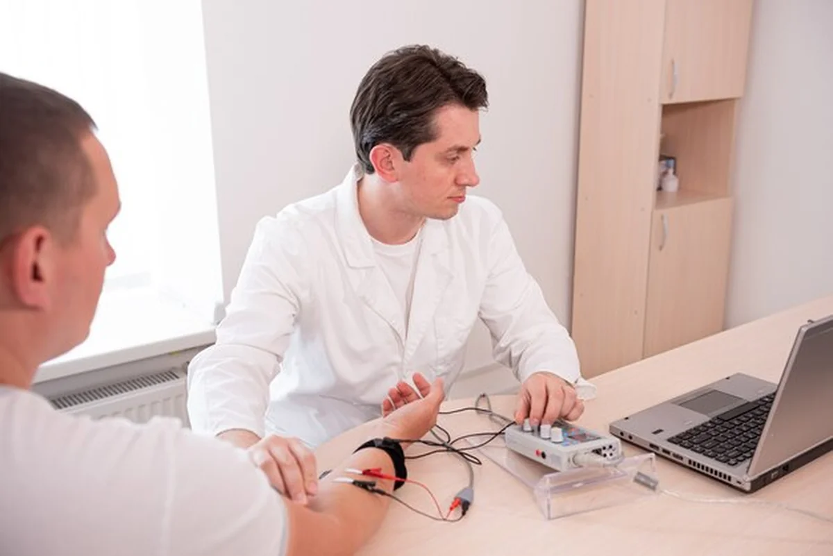 Badanie nerwów pacjenta za pomocą elektromiografii