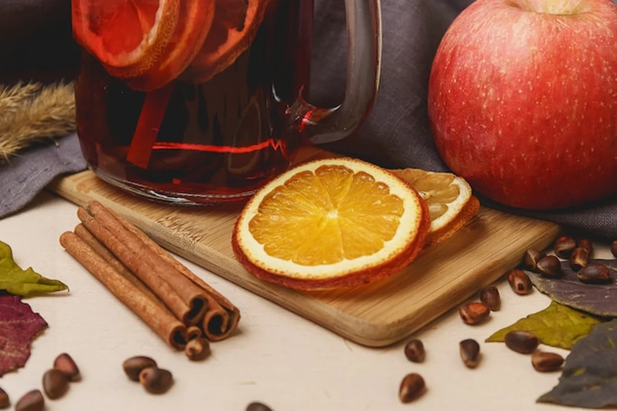 Grzane wino z cynamonem i pomarańczami