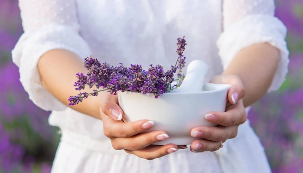 Butelka olejku lawendowego na drewnianym stole