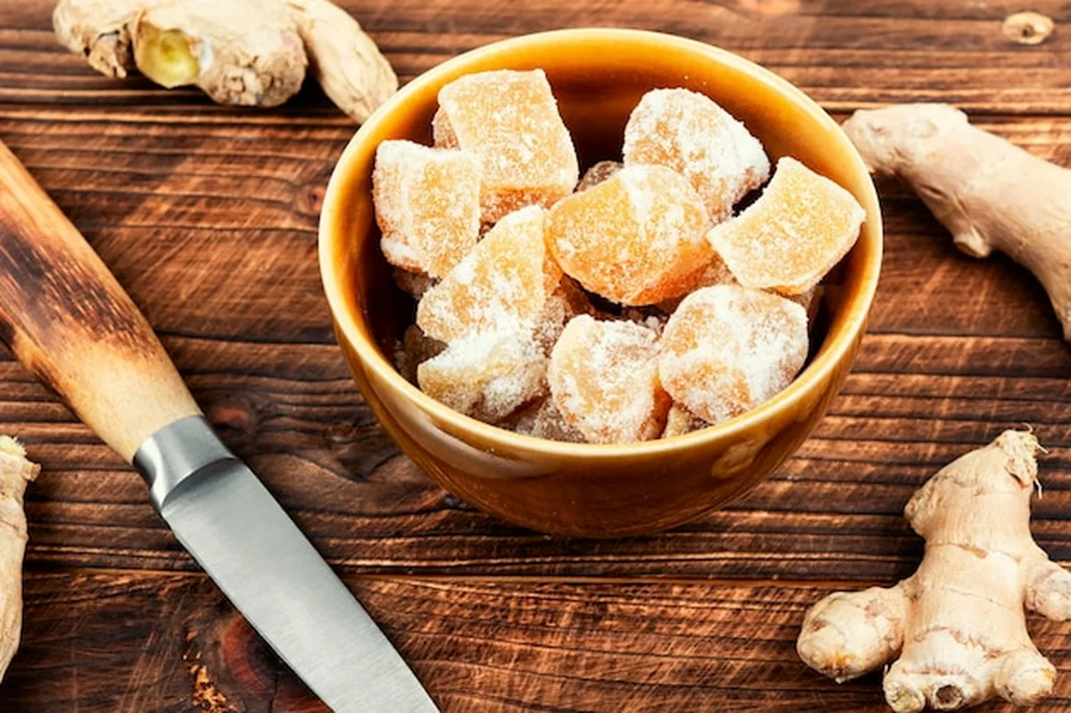 Kandyzowany imbir na białym talerzu