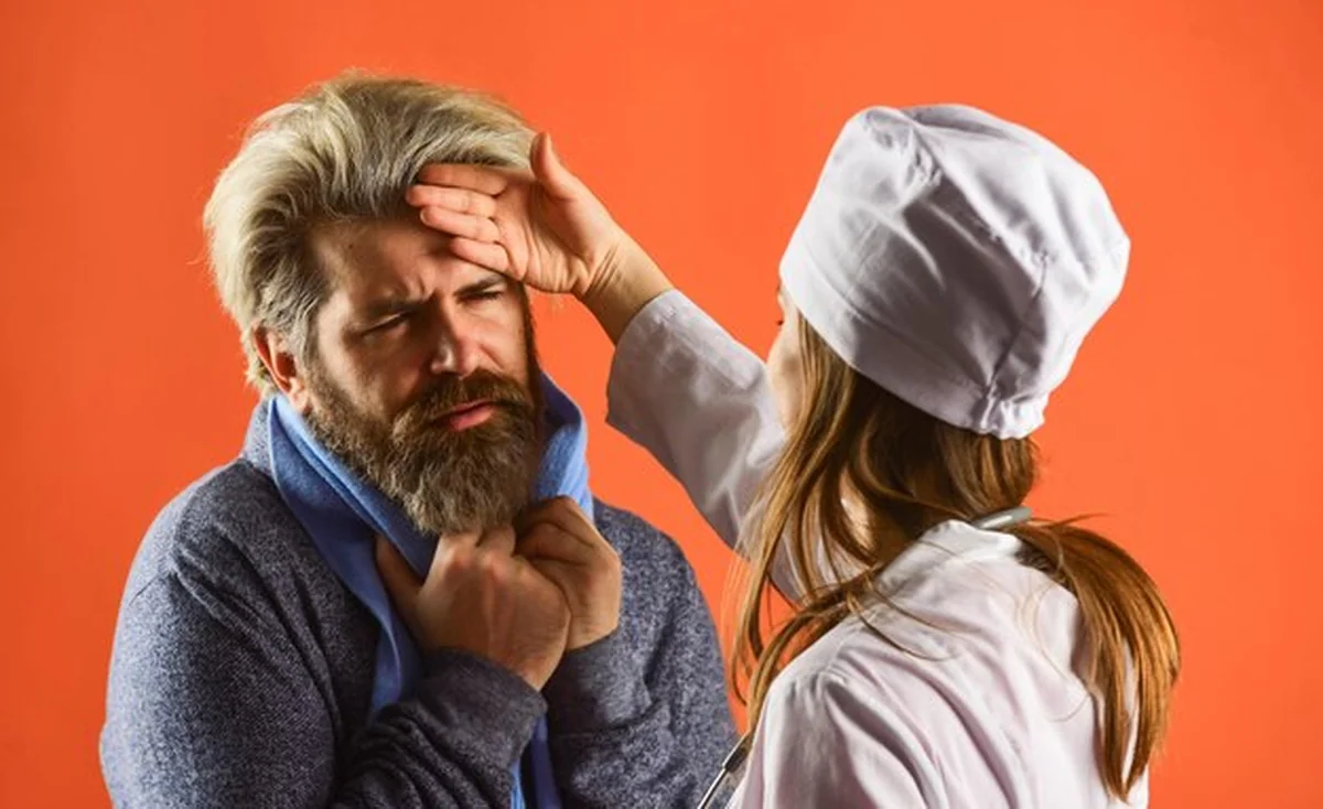 Pracownik medyczny badający pacjenta