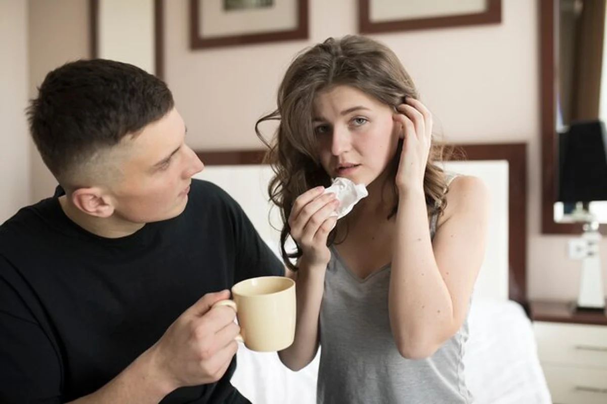 Facet przynosi gorącą herbatę choremu