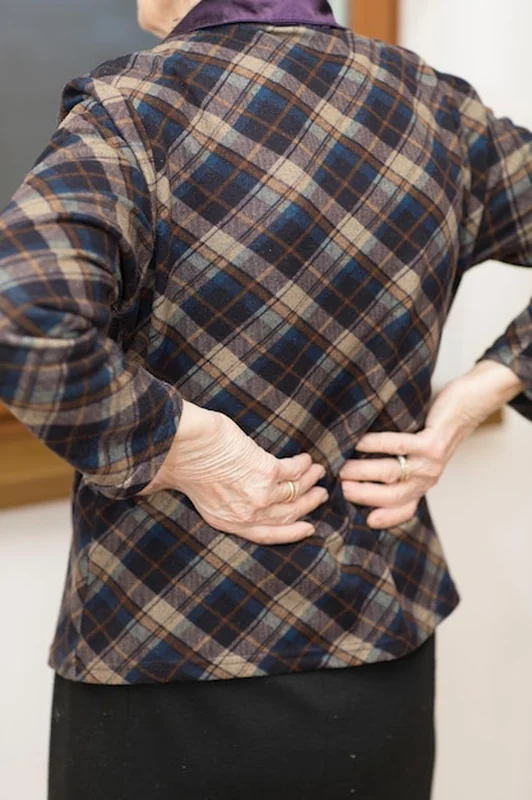 Stara kobieta w wieku 80 lat ma bóle pleców