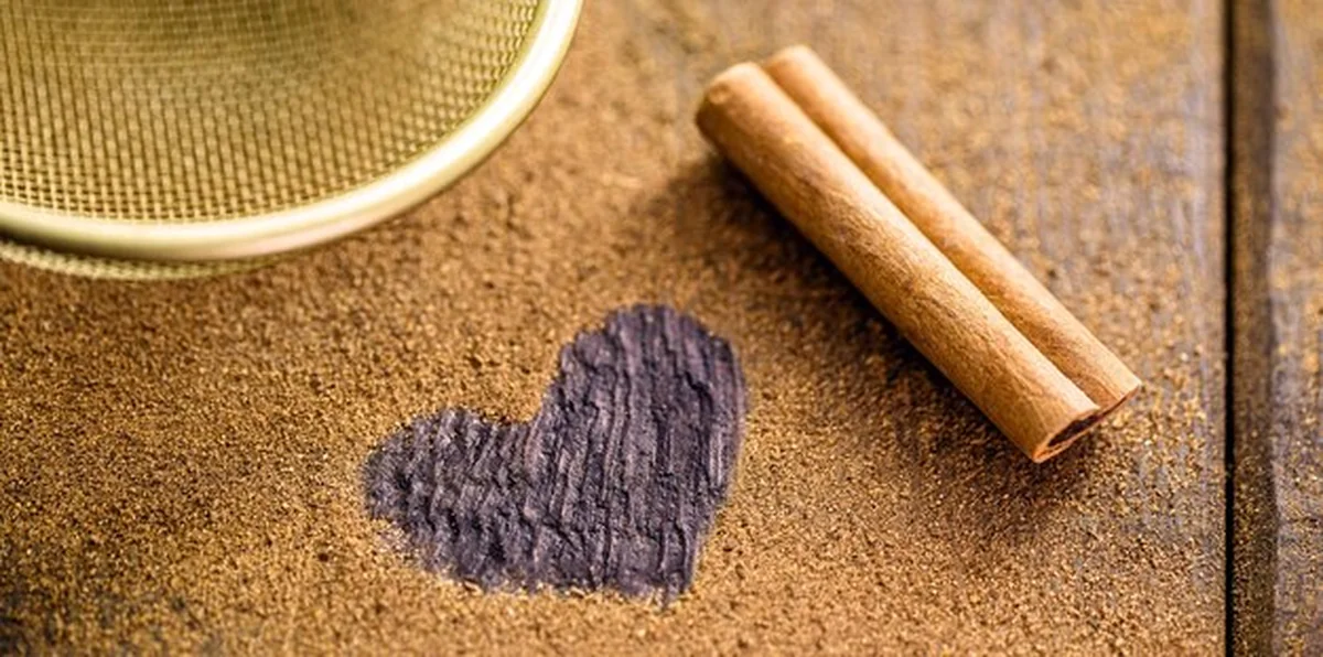 Cynamon w proszku w kształcie serca na stole