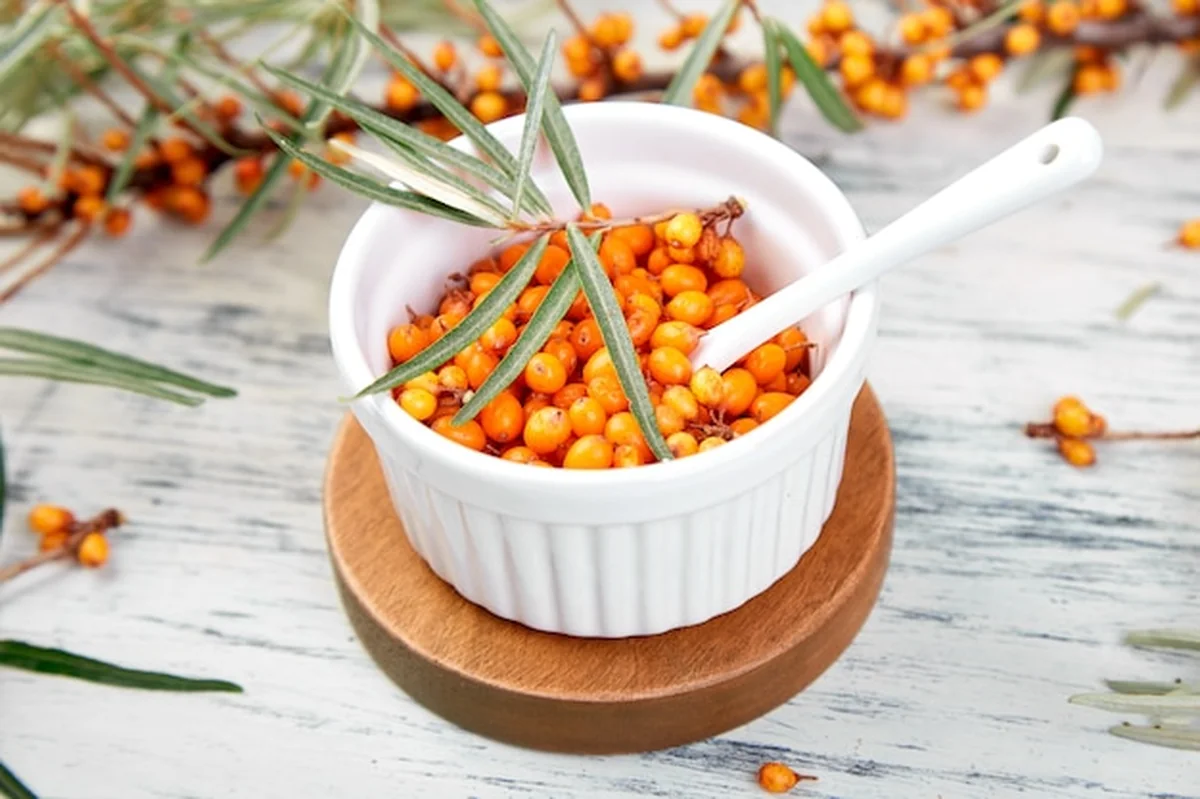 Naturalna, organiczna jagoda rokitnika w misce