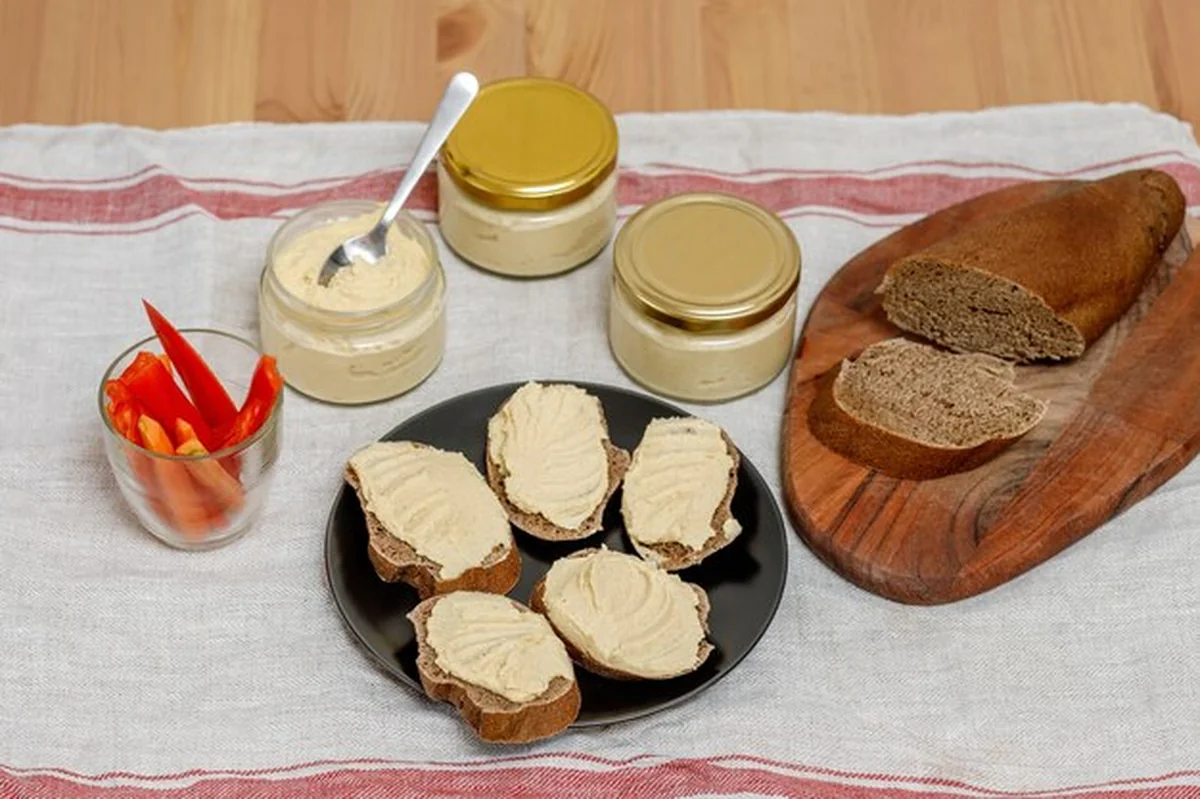 Zdrowy hummus z warzywami i chlebem na stole