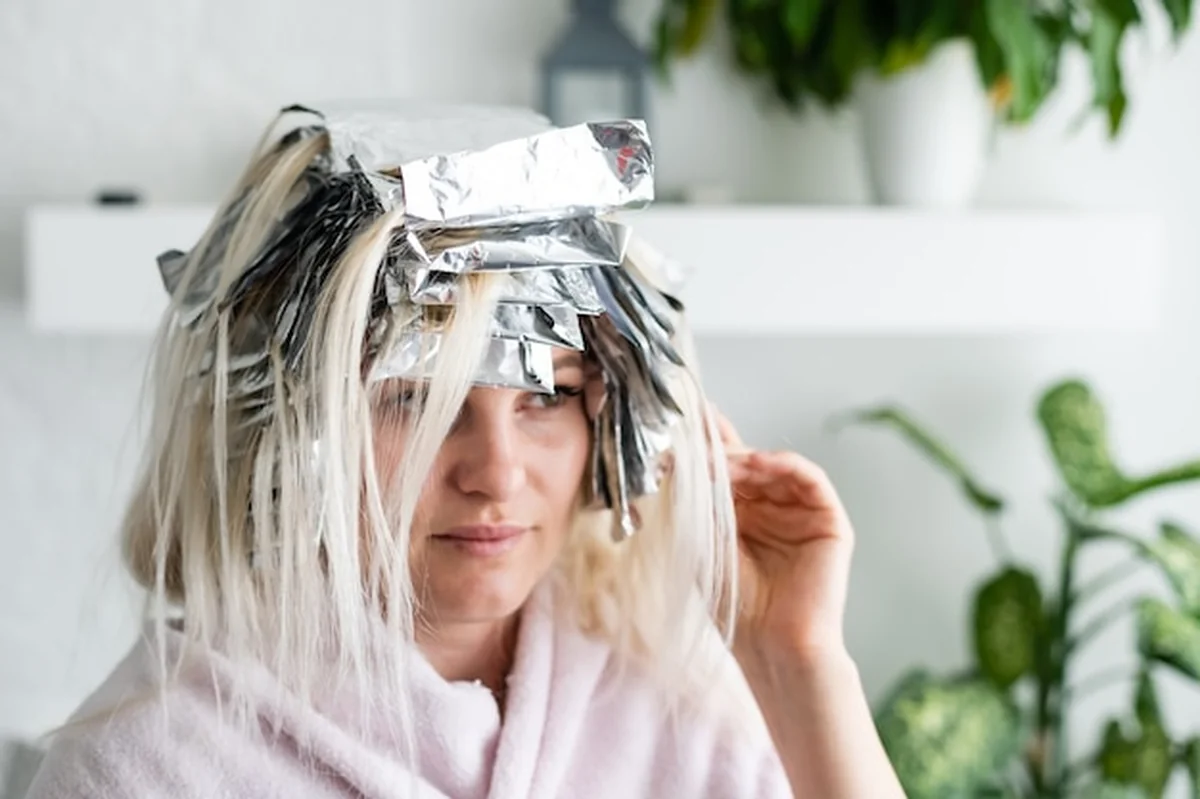 Blond kobieta w salonie fryzjerskim