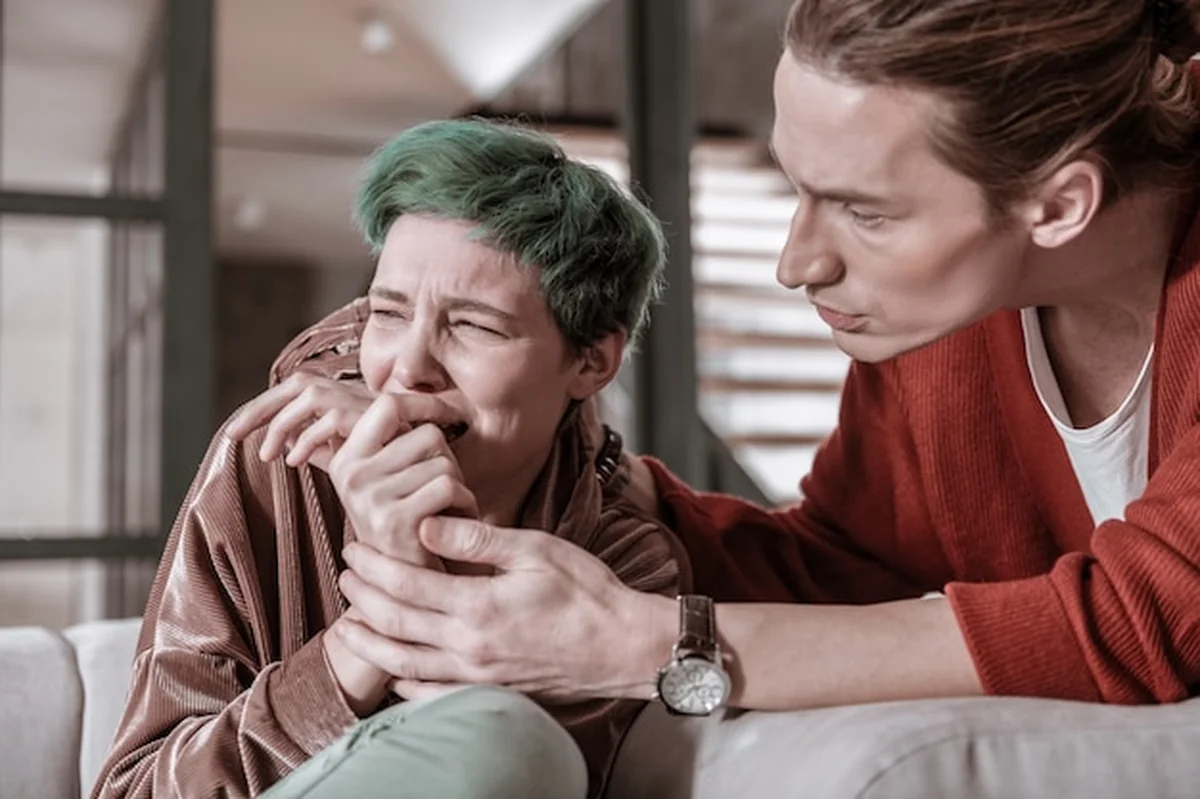 Zielonowłosa kobieta po załamaniu nerwowym po kłótni z chłopakiem