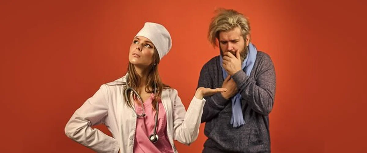 Lekarz badający pacjenta, pielęgniarka w łóżku w szpitalu