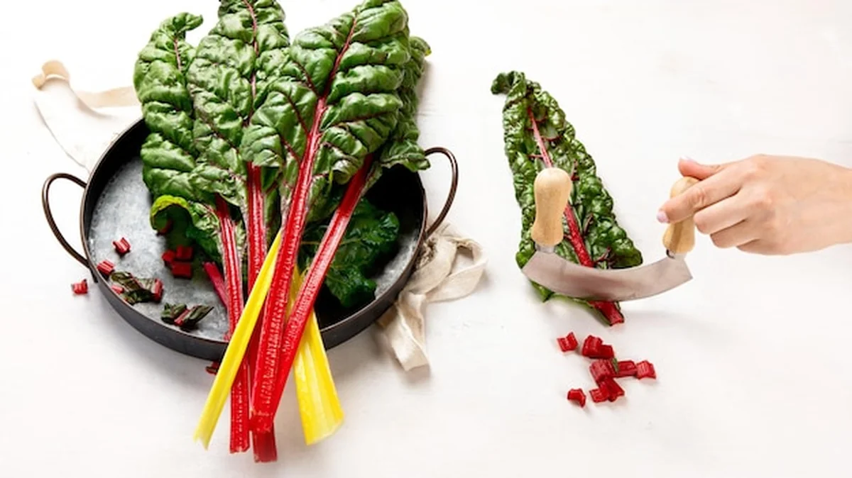 Surowy szczaw na jasnym tle, liście o wysokiej wartości odżywczej