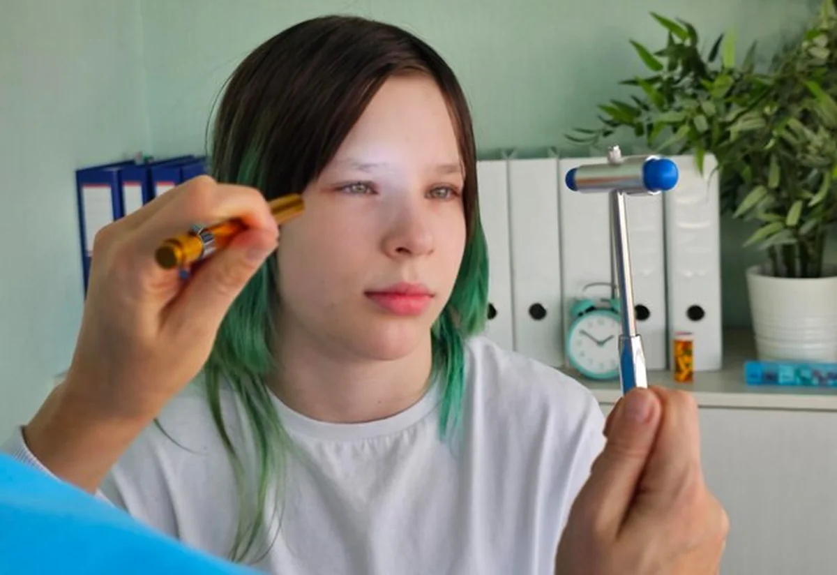 Badanie neurologiczne w klinice skupiające się na odruchach