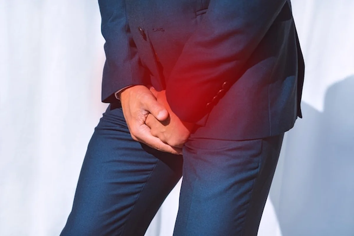 Mężczyzna cierpi na ból prostaty i infekcje narządów płciowych