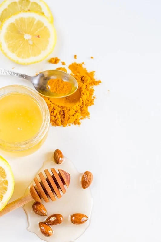 Słoik z miodem cytryną i kurkumą