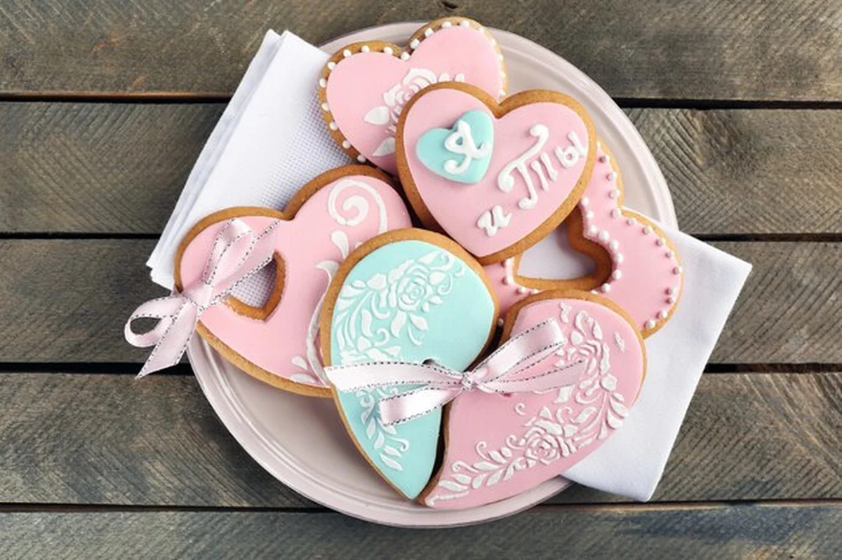 Ciasteczka w kształcie serca na talerzu na drewnianym tle