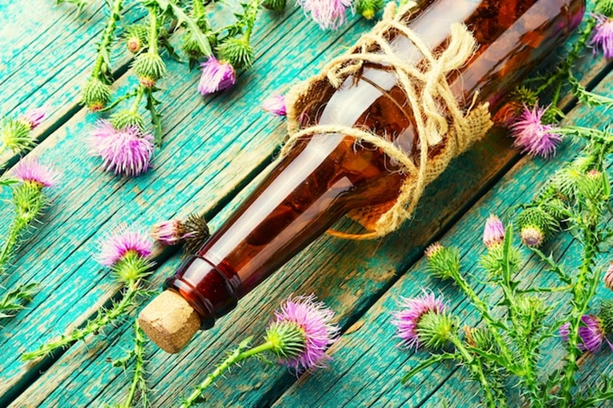 Butelka leczniczej nalewki ziołowej na drewnianym tle