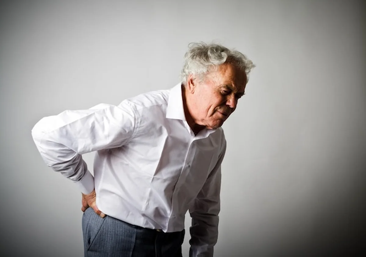 Starszy mężczyzna cierpiący na bóle pleców