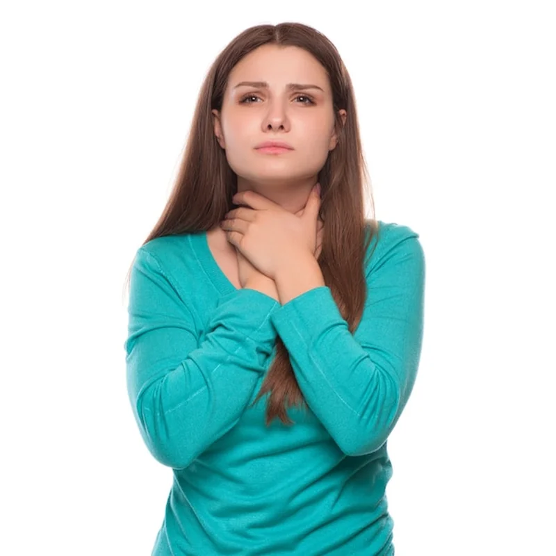 Uczucie w gardle jakby coś się przykleiło? Sprawdź przyczyny