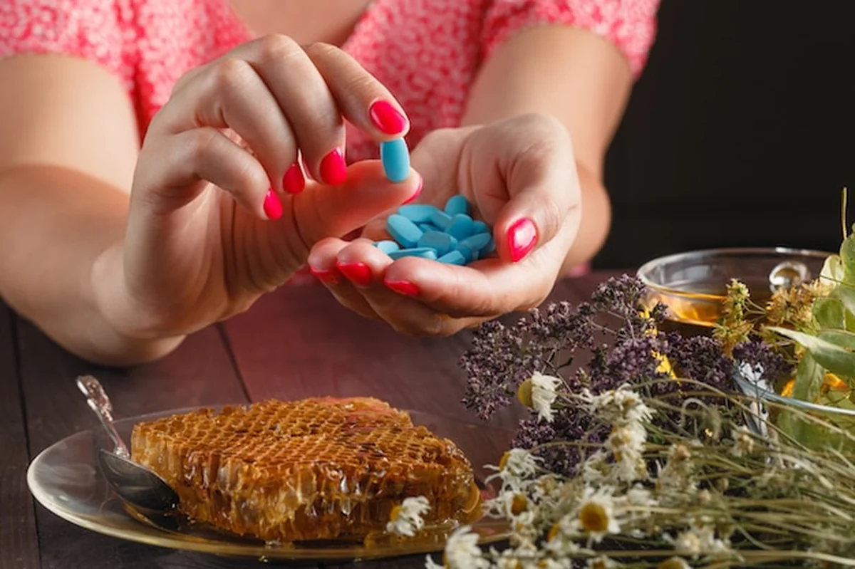 Młoda kobieta kontroluje tabletki antykoncepcyjne