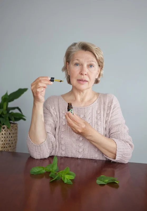 Kobieta z kroplami oleju konopnego CBD