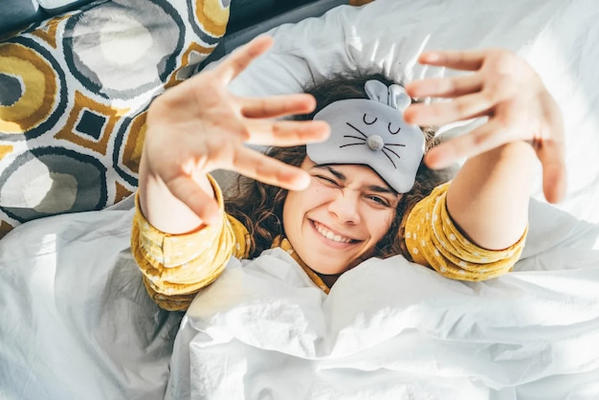 Młoda kobieta leżąca na łóżku