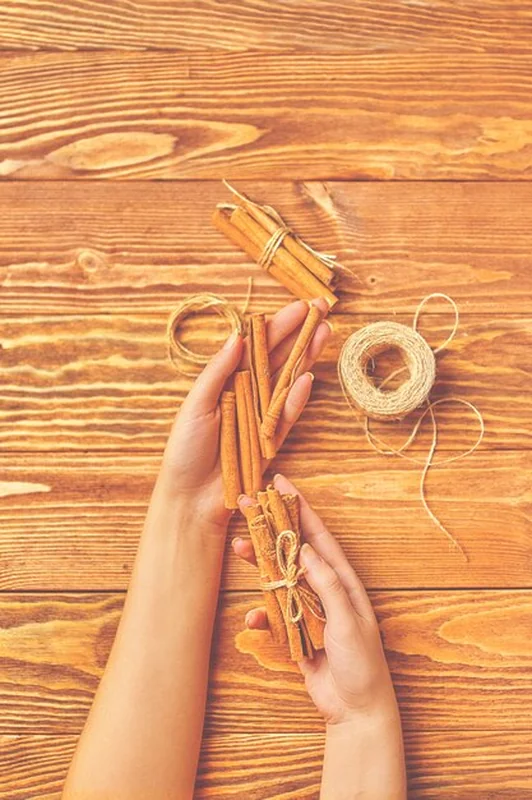 Kobieta trzyma cynamon