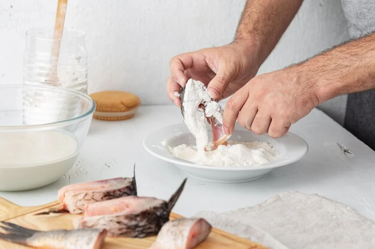 Mężczyzna przygotowuje karpie rzeki