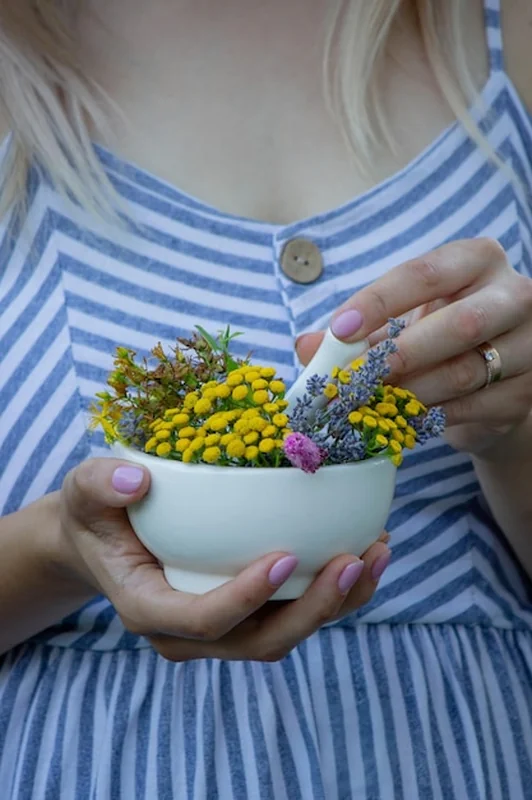 Kobieta trzymająca zioła lecznicze w rękach