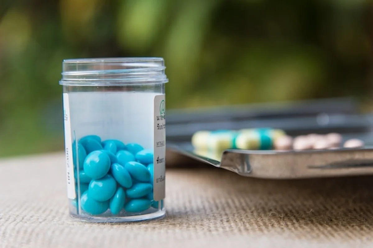 Tabletki z narkotykami na stole