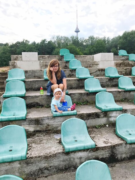 Czy dzieci mogą pić melisę? Bezpieczne sposoby na uspokojenie